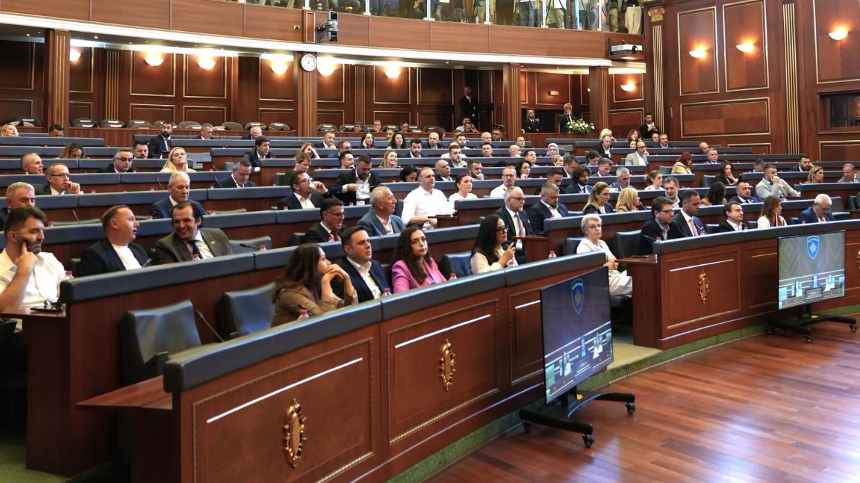 Ngërçi politik vazhdon, por sinjalet për marrëveshje LVV-LDK po shtohen