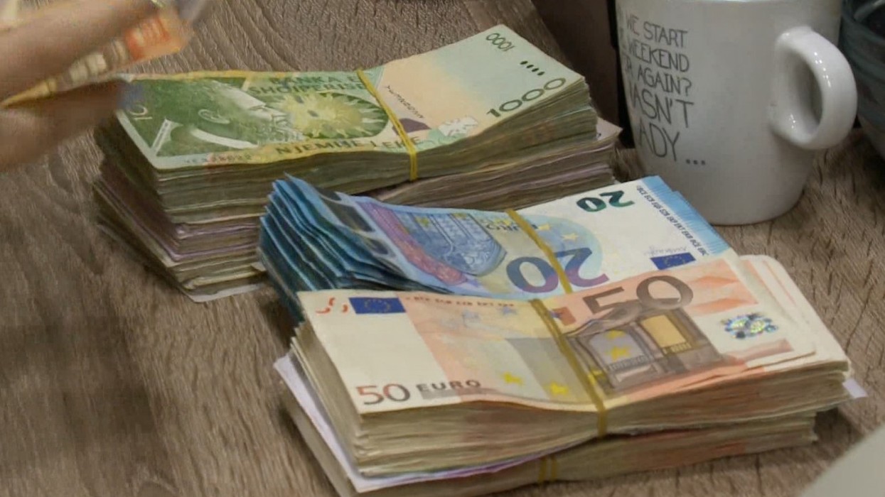 Frika nga rënia e Euros, shqiptarët i kthejnë kursimet në lek