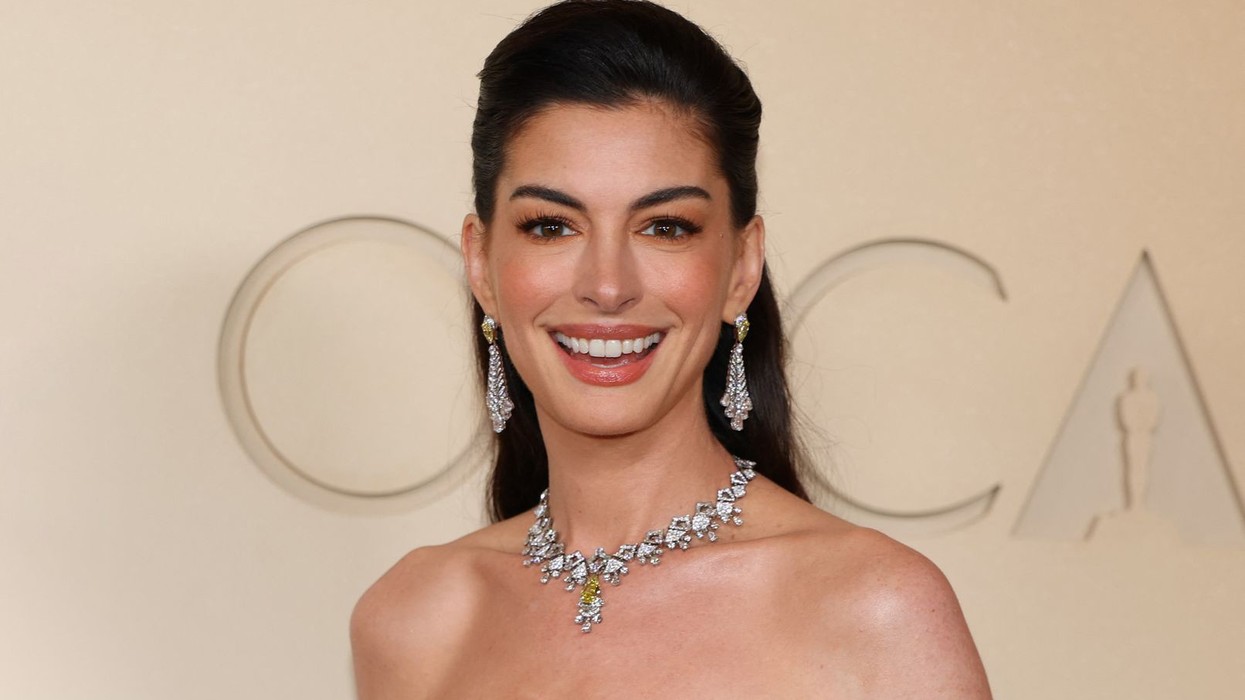 Anne Hathaway me flokët super të shkurtër – kështu nuk e kishim parë prej 13 vjetësh