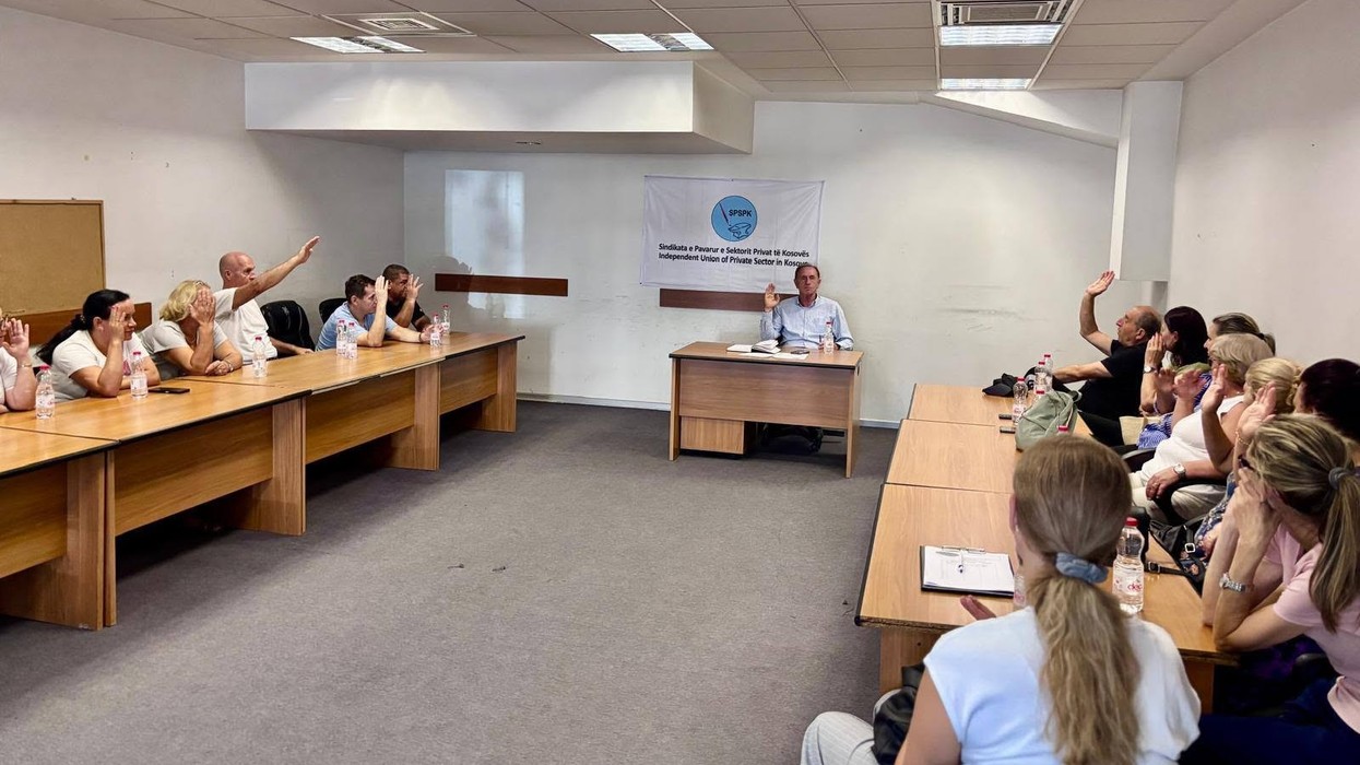 Pak para nisjes së vitit të ri shkollor, punëtorët teknikë paralajmërojnë grevë në shkollat e Prishtinës nga 1 shtatori