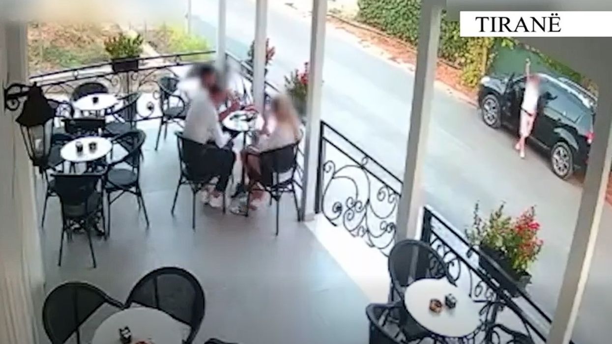 S’i shërbeu alkool, 53-vjeçari në Tiranë kanos me armë të riun S’i shërbeu alkool, 53-vjeçari në Tiranë kanos me armë të riun