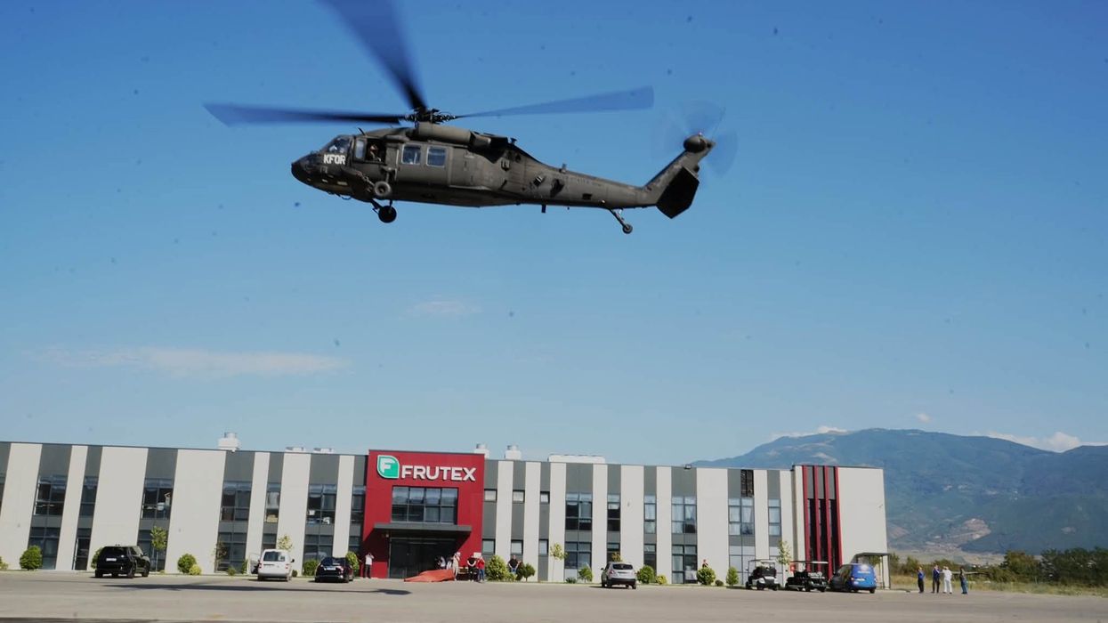 Ushtarët amerikanë aterojnë me dy Black Hawk në fabrikën Frutex Ushtarët amerikanë aterojnë me dy Black Hawk në fabrikën Frutex