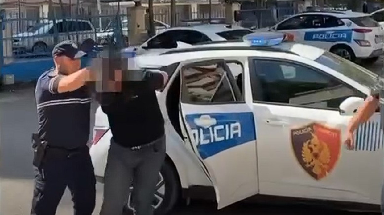 Mashtruan kambistin e moshuar me mesazhe me AI dhe i morën 100 mijë euro, arrestohen të rinjtë