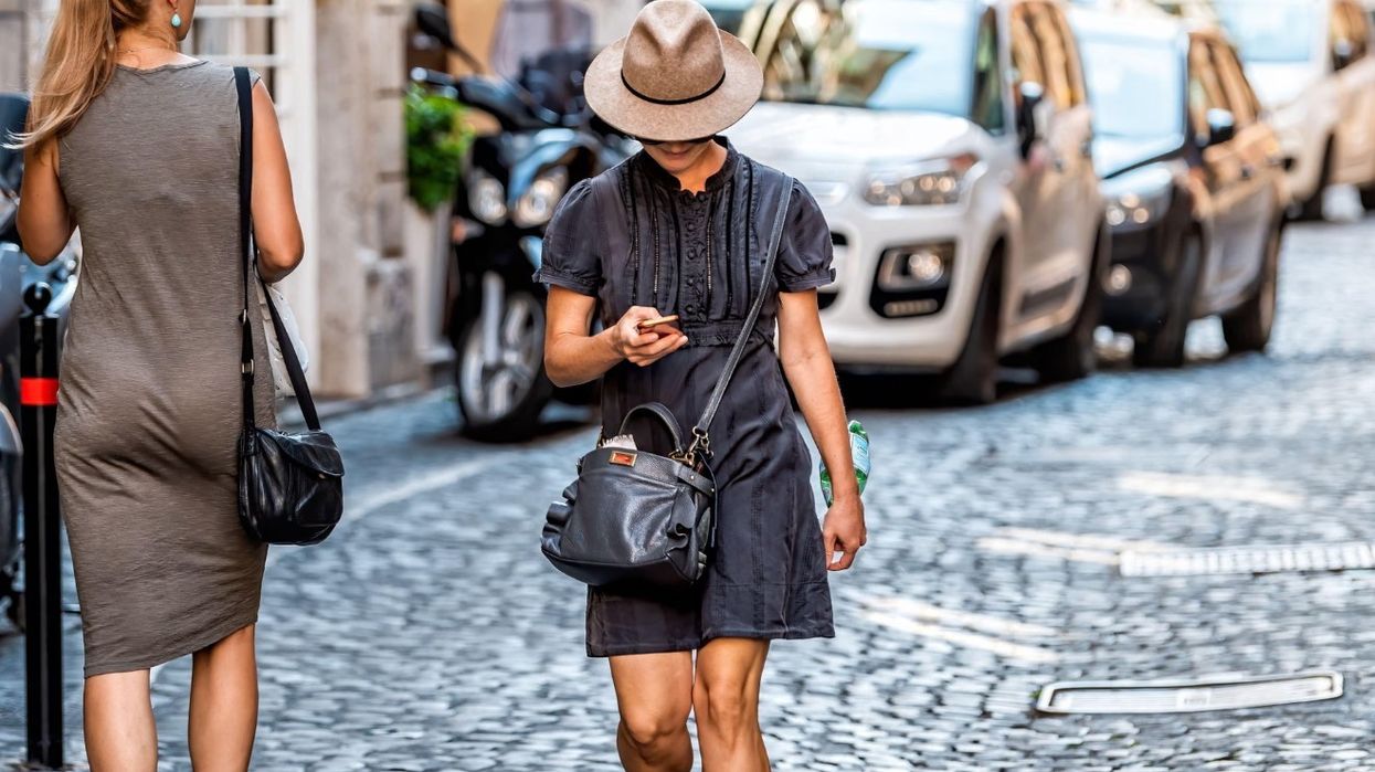 Itali, këmbësorët që përdorin telefonin gjatë kalimit të rrugës mund të gjobiten Itali, këmbësorët që përdorin telefonin gjatë kalimit të rrugës mund të gjobiten