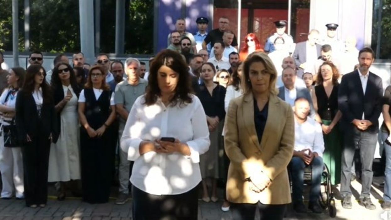 PDK me asamblistë, drejtorë dhe aktivistë nga Komuna e Prishtinës para Qeverisë: Stop uzurpimit të institucioneve PDK me asamblistë, drejtorë dhe aktivistë nga Komuna e Prishtinës para Qeverisë: Stop uzurpimit të institucioneve