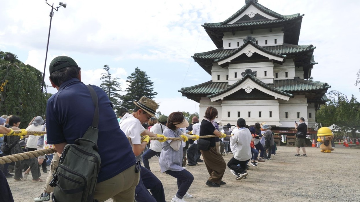 Japonia rekruton 1,800 persona për të tërhequr një kështjellë 360 tonëshe duke përdorur litarë dhe rul