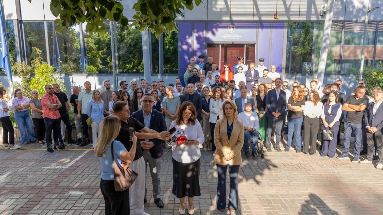 PDK me asamblistë, drejtorë dhe aktivistë nga Komuna e Prishtinës para Qeverisë: Stop uzurpimit të institucioneve