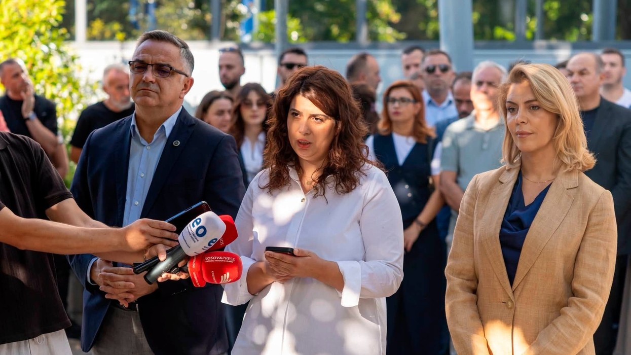 PDK me asamblistë, drejtorë dhe aktivistë nga Komuna e Prishtinës para Qeverisë: Stop uzurpimit të institucioneve