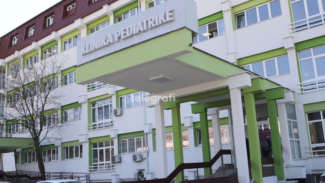 E mitura që ra nga kati i gjashtë i një banese në Pejë, nga QKUK tregojnë për gjendjen e saj E mitura që ra nga kati i gjashtë i një banese në Pejë, nga QKUK tregojnë për gjendjen e saj