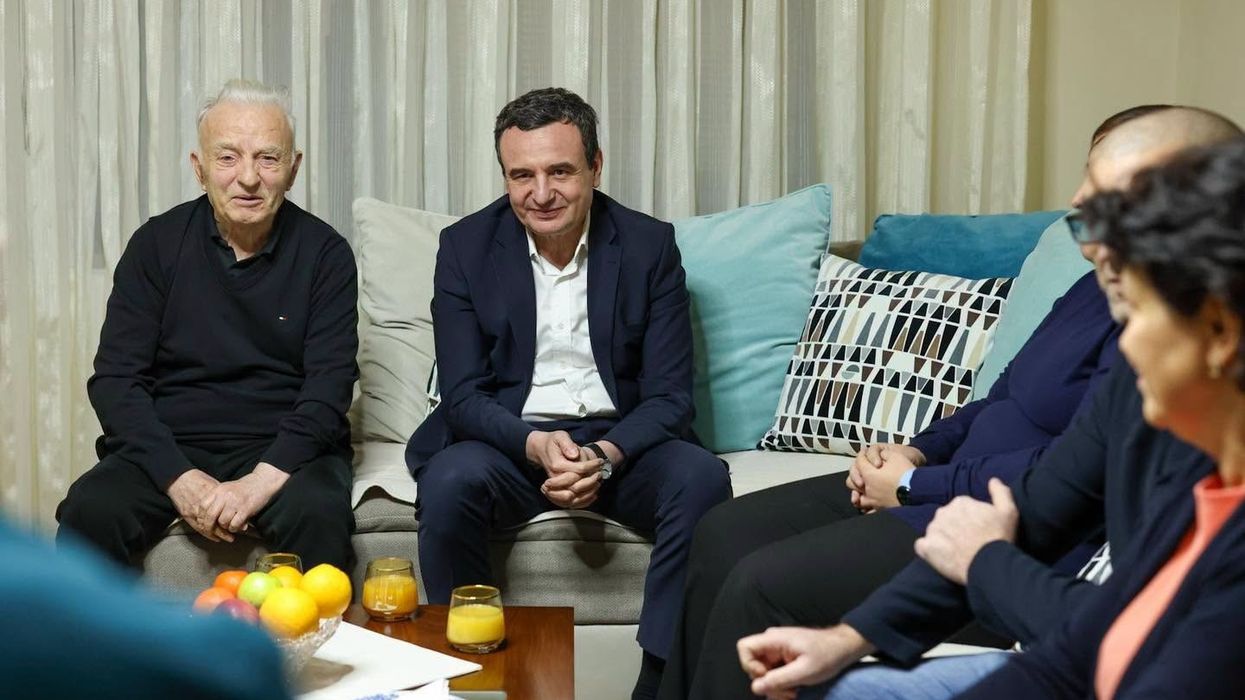 Kurti kujton takimin e fundit me Eqrem Kryeziun: Përveç si politikan dha kontribut të madh edhe në arsim Kurti kujton takimin e fundit me Eqrem Kryeziun: Përveç si politikan dha kontribut të madh edhe në arsim