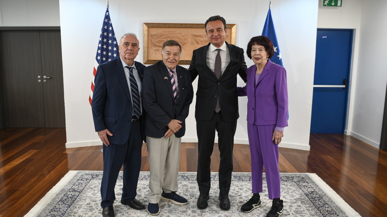 Joe dhe Shirley DioGuardi marrin shtetësinë, Kurti: Miq të vjetër të Kosovës