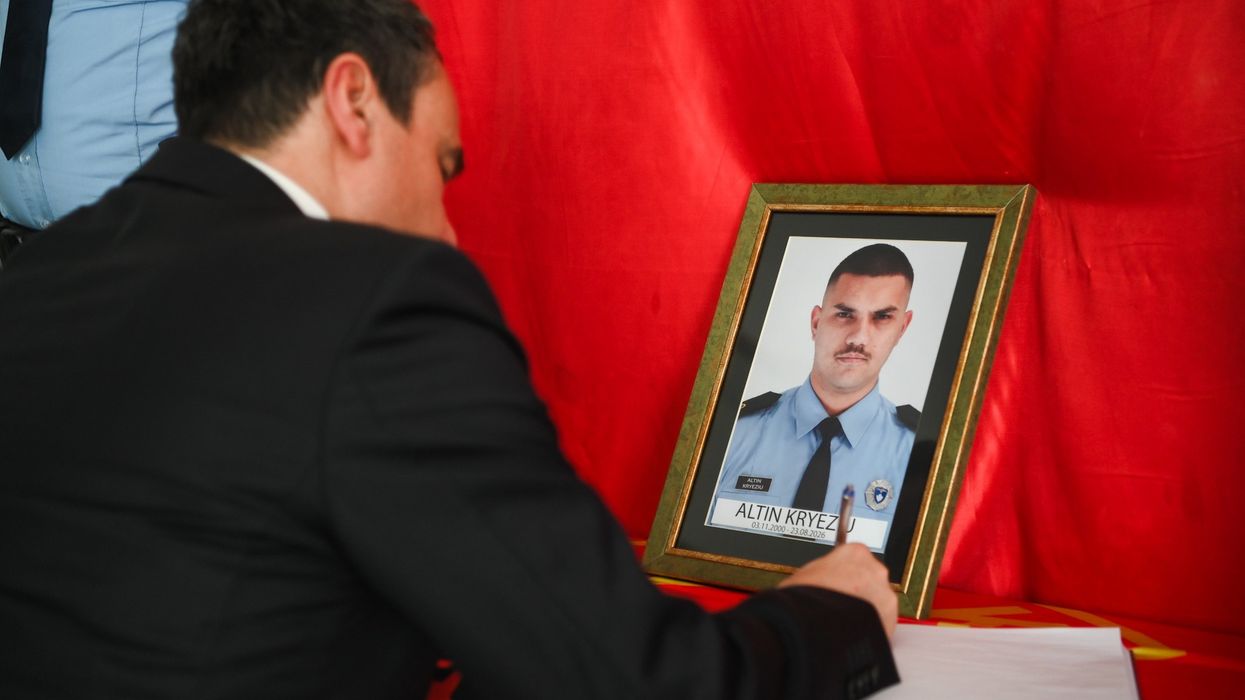 Kurti viziton familjen e policit të ndjerë Altin Kryeziu: Do të kujtohet gjithmonë si zyrtar shembullor Kurti viziton familjen e policit të ndjerë Altin Kryeziu: Do të kujtohet gjithmonë si zyrtar shembullor