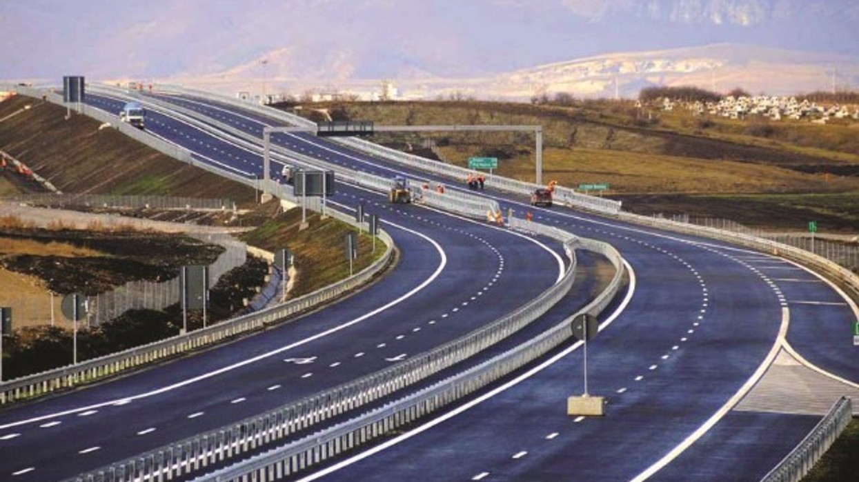 Kufizime në autoudhë, ndalohet qarkullimi i automjeteve mbi 20 tonë