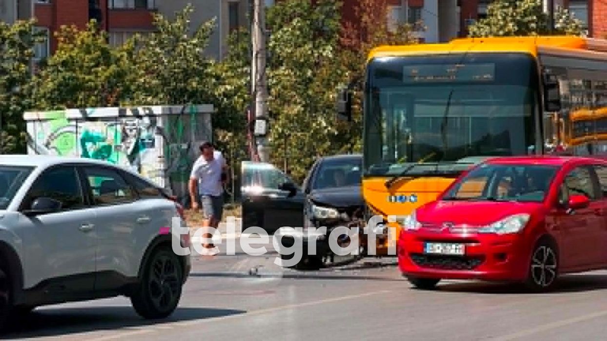 Aksident mes një veture dhe autobusi urban në Bregun e Diellit në Prishtinë Aksident mes një veture dhe autobusi urban në Bregun e Diellit në Prishtinë