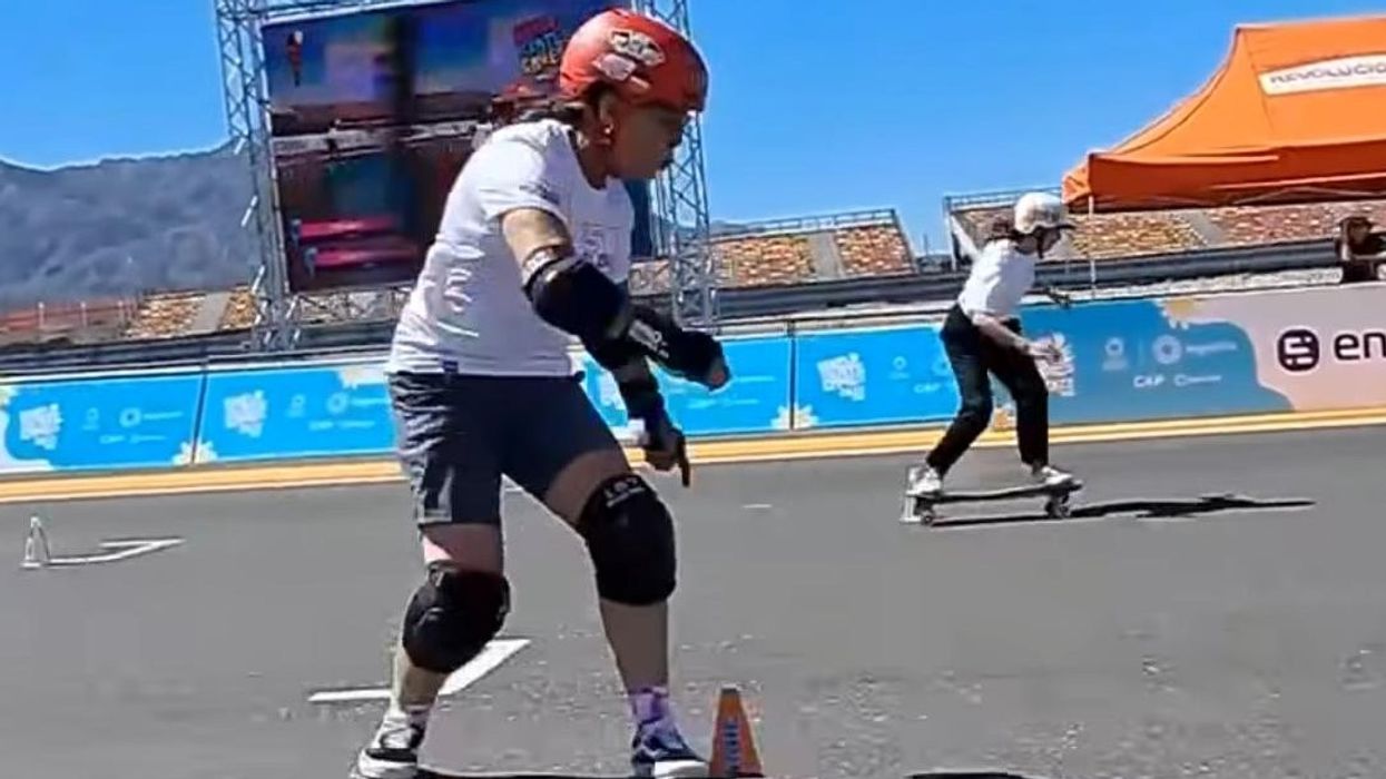 66-vjeçarja nga Kalifornia thyen rekordin botëror në skateboard 66-vjeçarja nga Kalifornia thyen rekordin botëror në skateboard