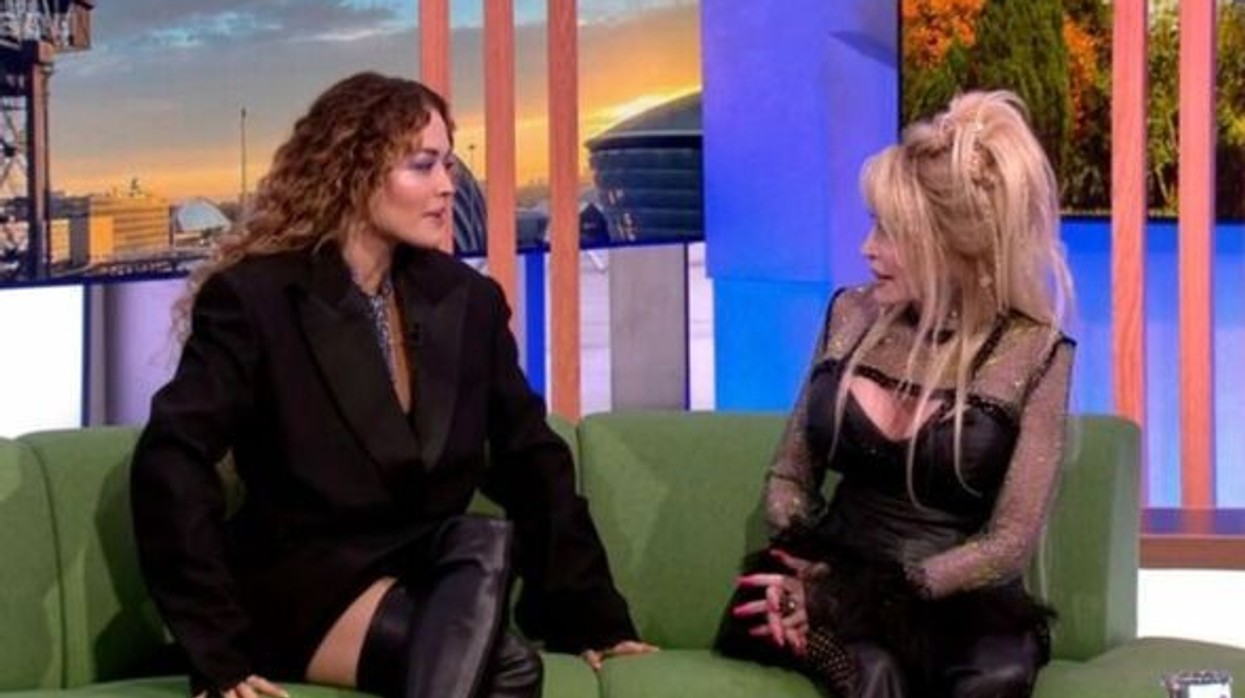 Rita Ora preket nga vdekja e Dolly Parton:, i bën dedikim prekës ndërsa kujton intervistën e përbashkët