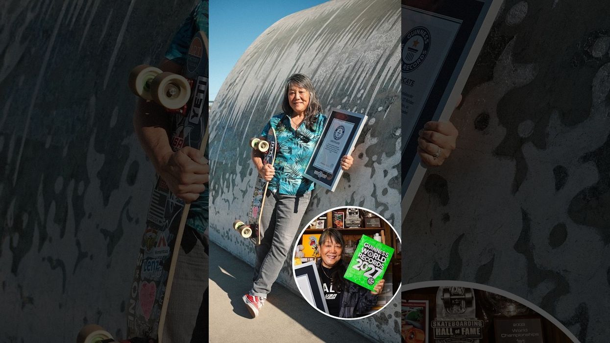 Mosha nuk e ndal, 66-vjeçarja shkruan historinë me skateboard Mosha nuk e ndal, 66-vjeçarja shkruan historinë me skateboard