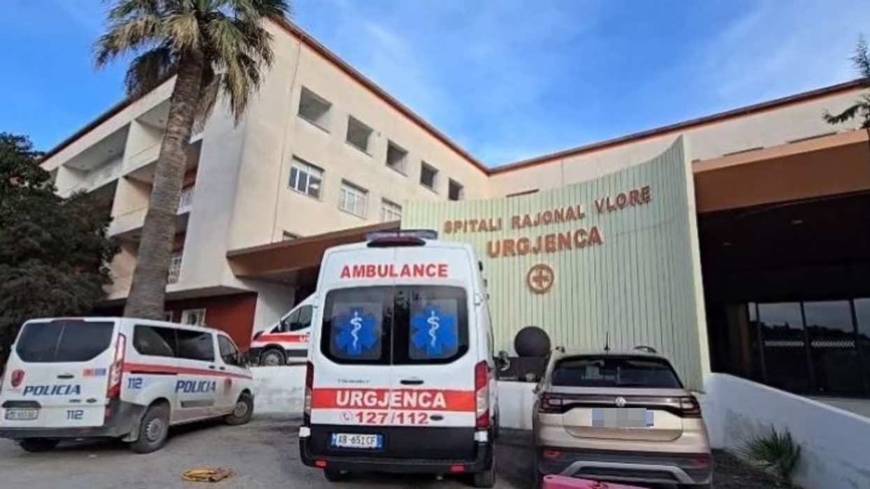 Vlorë, burri godet bashkëshorten me sqepar në ballë, shoqërohet në polici