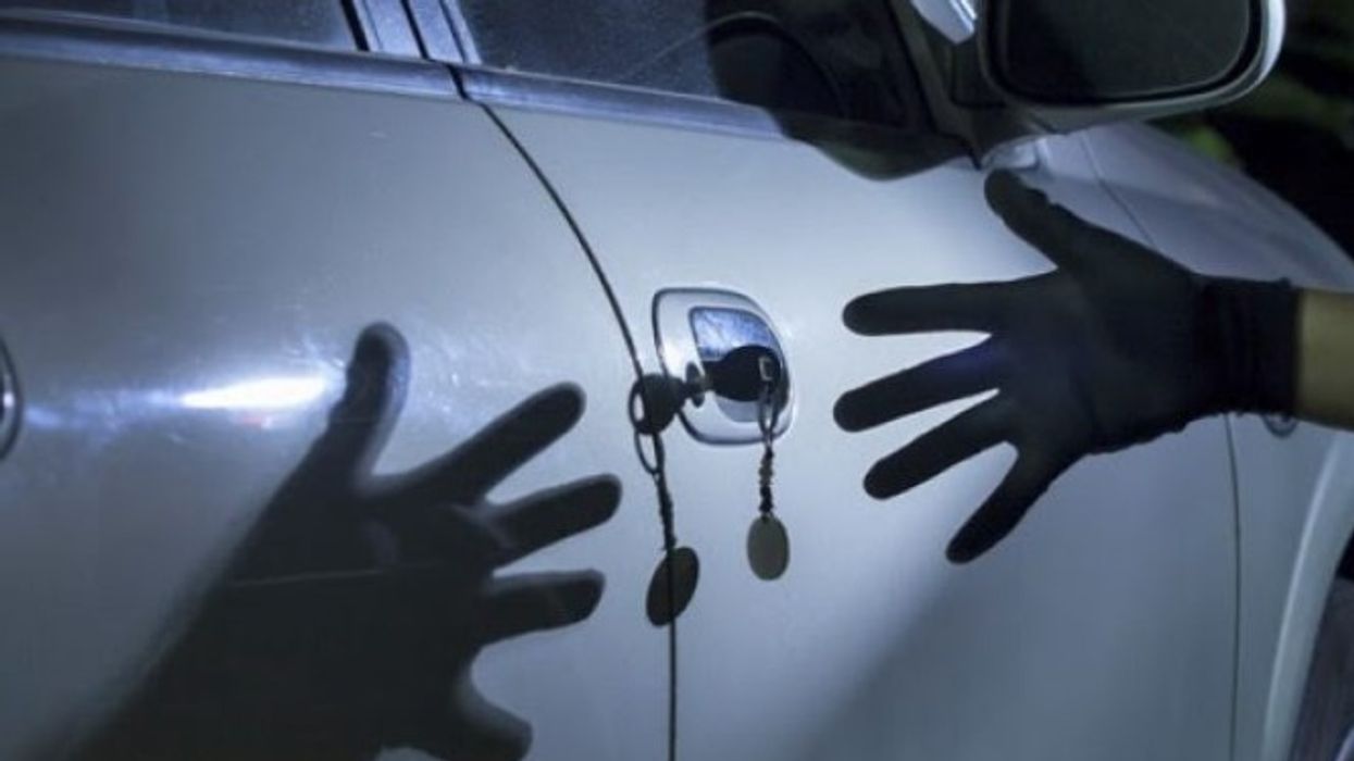 Vjedhje e rëndë në Fushë Kosovë, një gruaje i merret vetura me targa të huaja Vjedhje e rëndë në Fushë Kosovë, një gruaje i merret vetura me targa të huaja