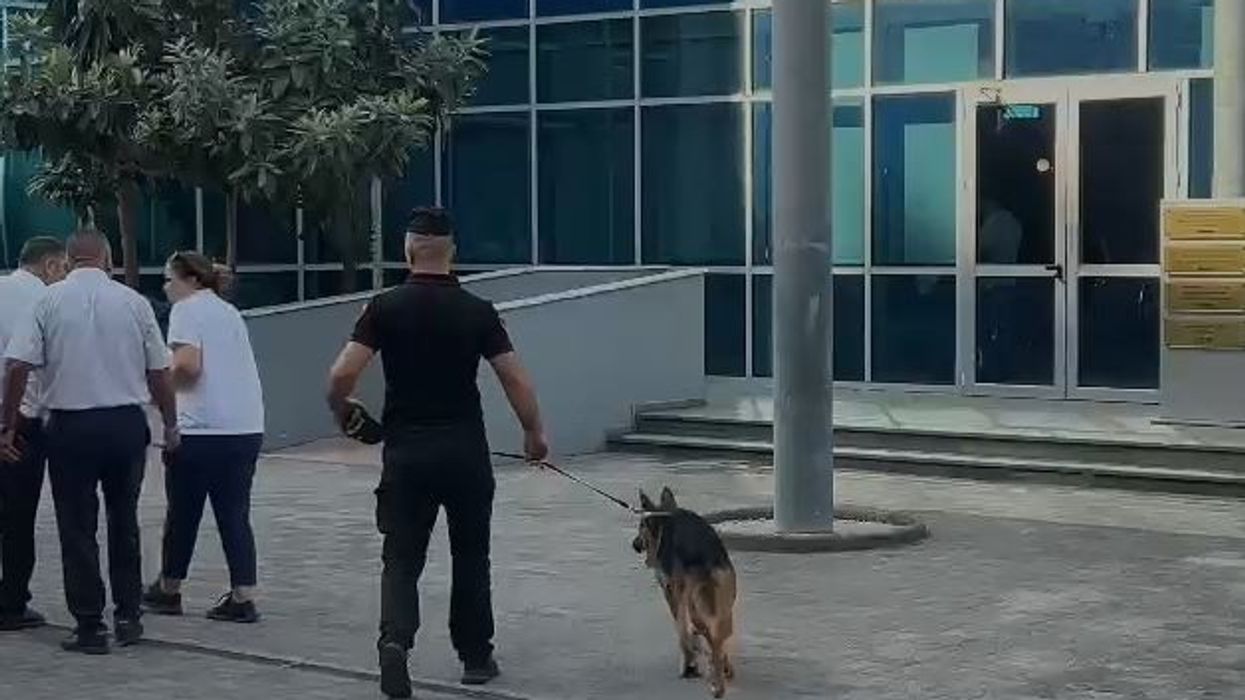 Alarm për eksplozivë në SPAK, anti-terrori kontrollon ambientet e Prokurorisë së Posaçme Alarm për eksplozivë në SPAK, anti-terrori kontrollon ambientet e Prokurorisë së Posaçme