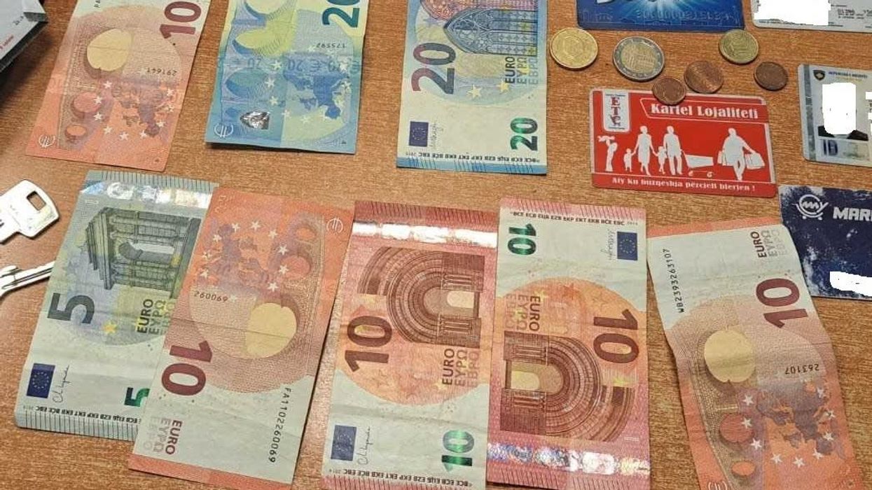 Nxënësja gjen kuletë me para dhe dokumente në Prizren, e dorëzon në polici Nxënësja gjen kuletë me para dhe dokumente në Prizren, e dorëzon në polici