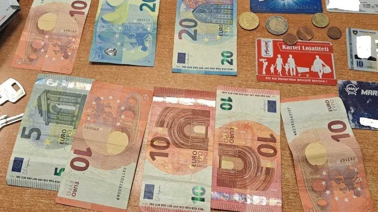 Nxënësja gjen kuletë me para dhe dokumente në Prizren, e dorëzon në polici