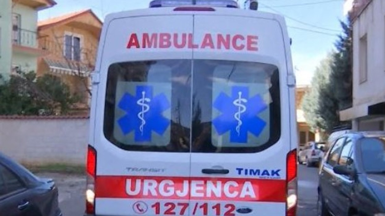 Përplasi për vdekje 1-vjeçaren gjatë manovrës me makinë, arrestohet 24-vjeçari në Tiranë