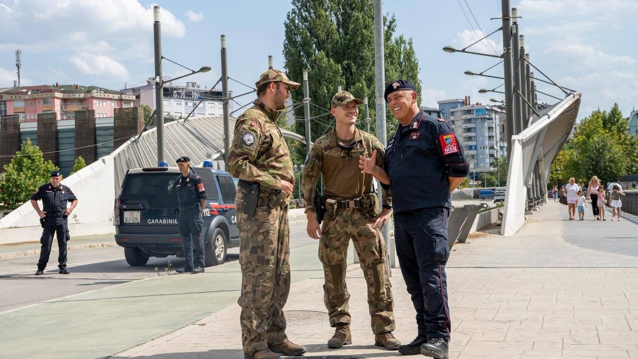 Komandanti i Njësisë Speciale të KFOR-it vizitë në Mitrovicë: Përgjegjësia e misionit mbetet e njëjtë