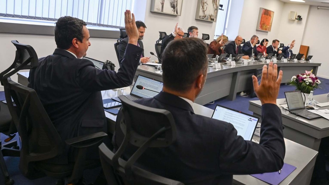 A bartin përgjegjësi penale qeveritarët në detyrë për mbajtjen e dy funksioneve?