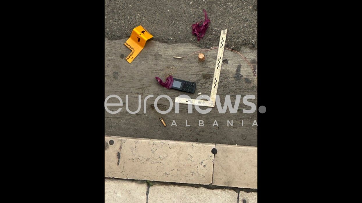 Pas konstatimit të lëndës shpërthyese në Durrës, gjendet një celular dhe një masë e dyshmitë Pas konstatimit të lëndës shpërthyese në Durrës, gjendet një celular dhe një masë e dyshmitë