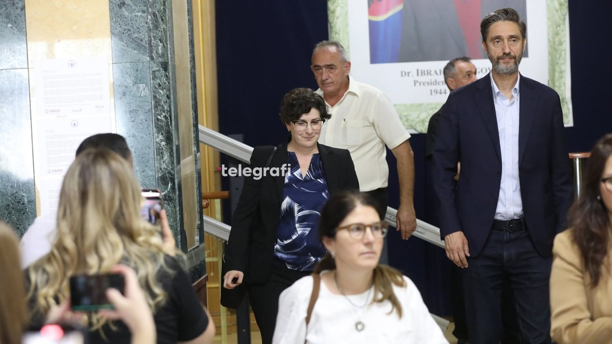 PDK përsëri në sallën e Kuvendit, të pranishëm edhe zyrtarë të Ambasadës amerikane dhe BE-së