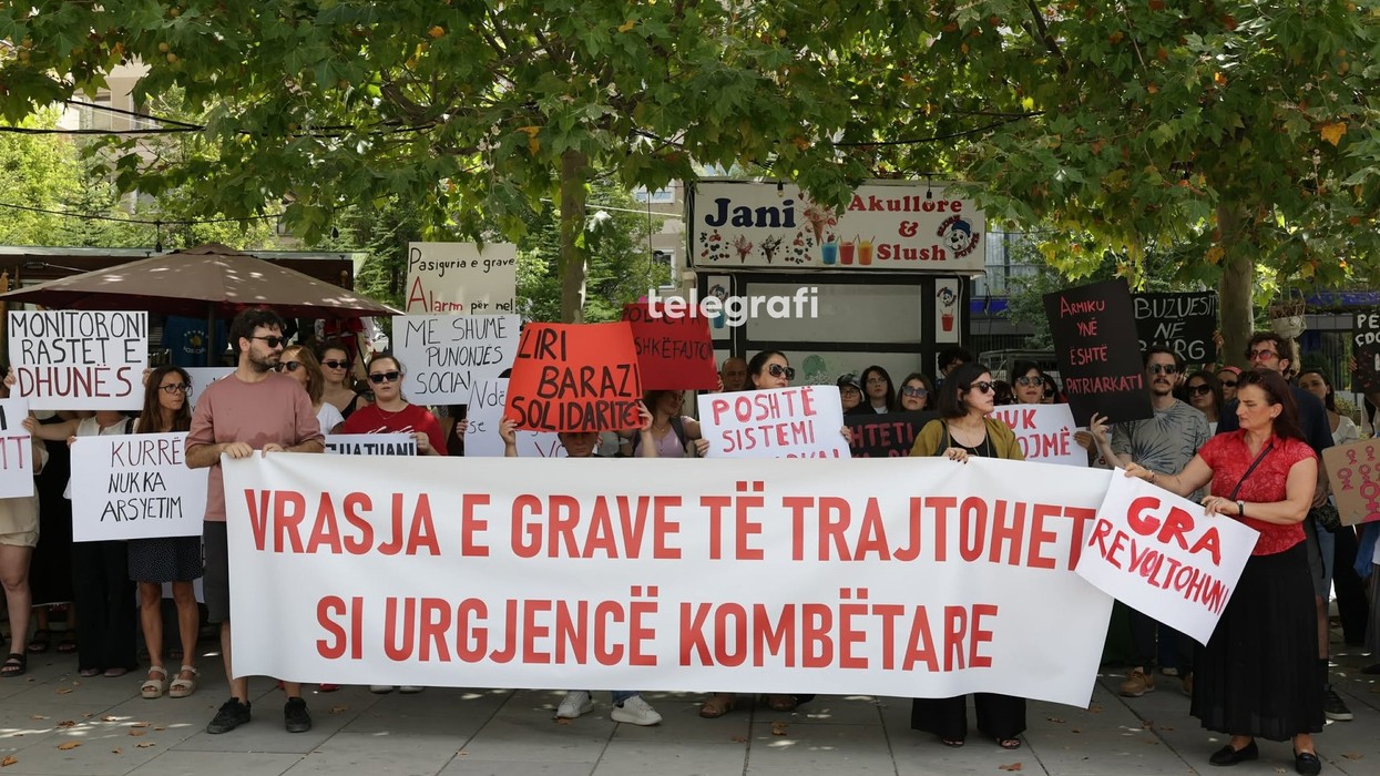 “Këtu vritesh veç pse je gru”, “Gra revoltohuni”, “Vrasja nuk ka arsyetim” – nis protesta në Prishtinë kundër vrasjes së grave