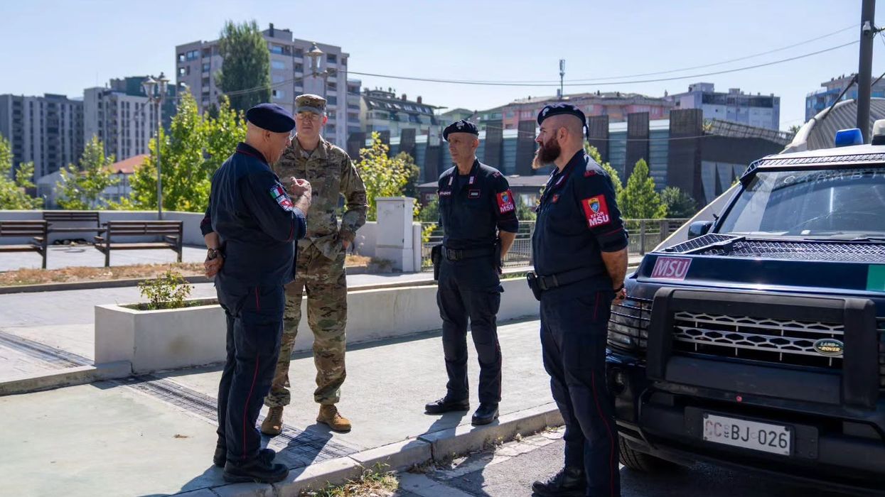 Shefi i Shtabit të KFOR-it viziton trupat në Mitrovicë, thekson praninë dhe gatishmërinë e misionit Shefi i Shtabit të KFOR-it viziton trupat në Mitrovicë, thekson praninë dhe gatishmërinë e misionit