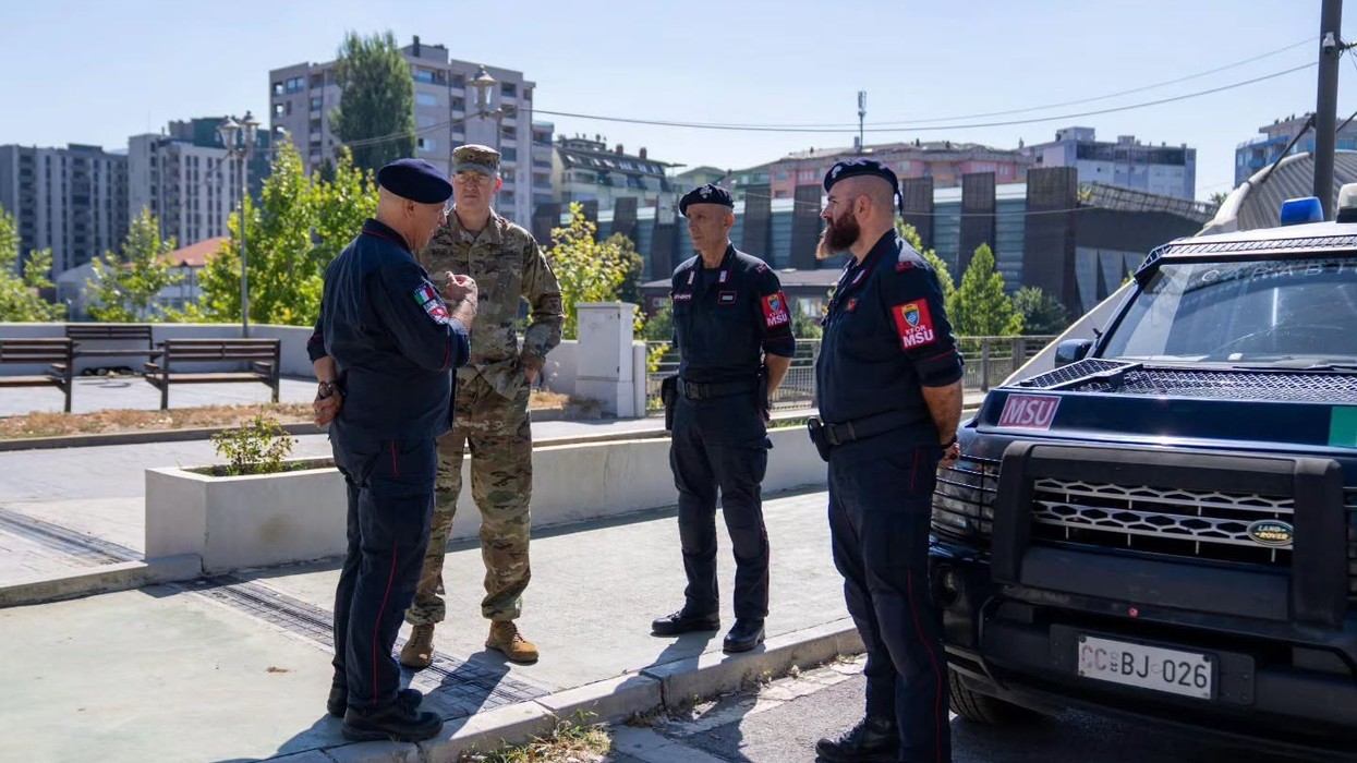 Shefi i Shtabit të KFOR-it viziton trupat në Mitrovicë, thekson praninë dhe gatishmërinë e misionit