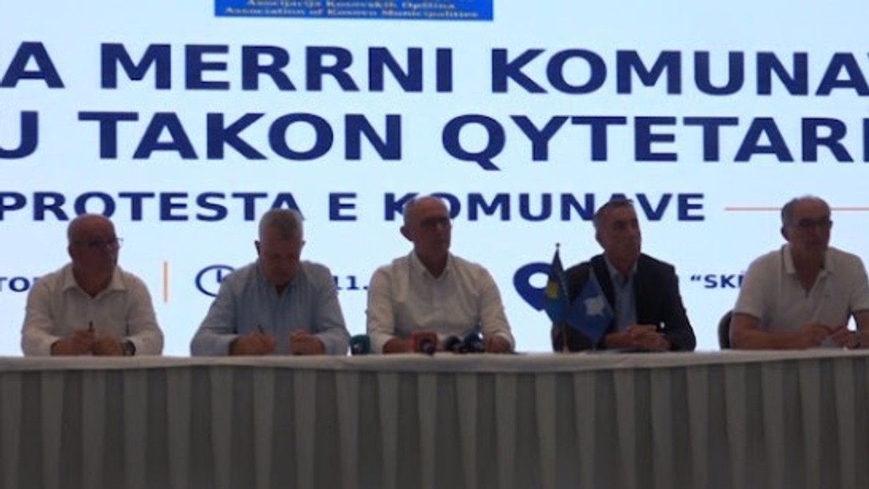 “Qe dy vjet s’jemi takuar me Kurtin”, Asociacioni i Komunave proteston më 1 shtator: Jemi në falimentim