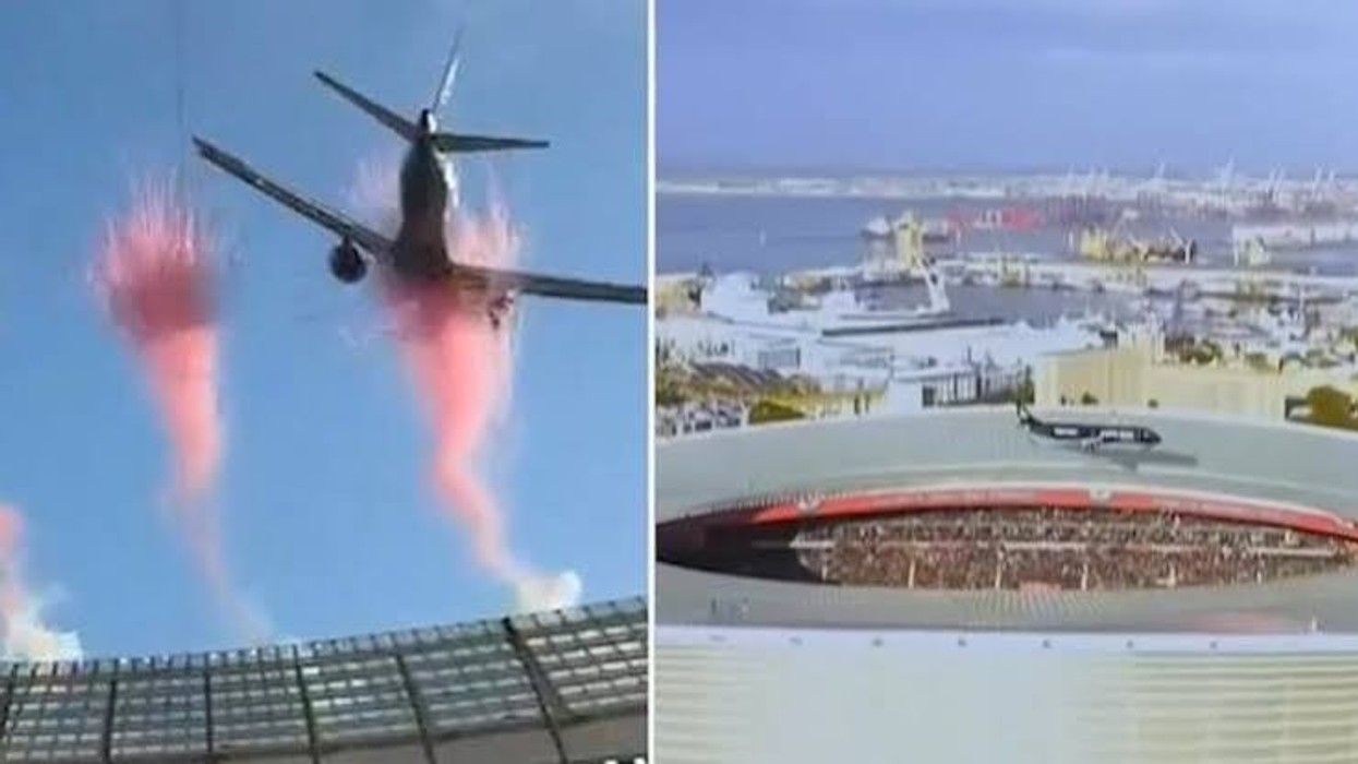 Pamje dramatike në Afrikën e Jugut, dy aeroplanë kalojnë vetëm pak metra mbi stadiumin e mbushur me tifozë