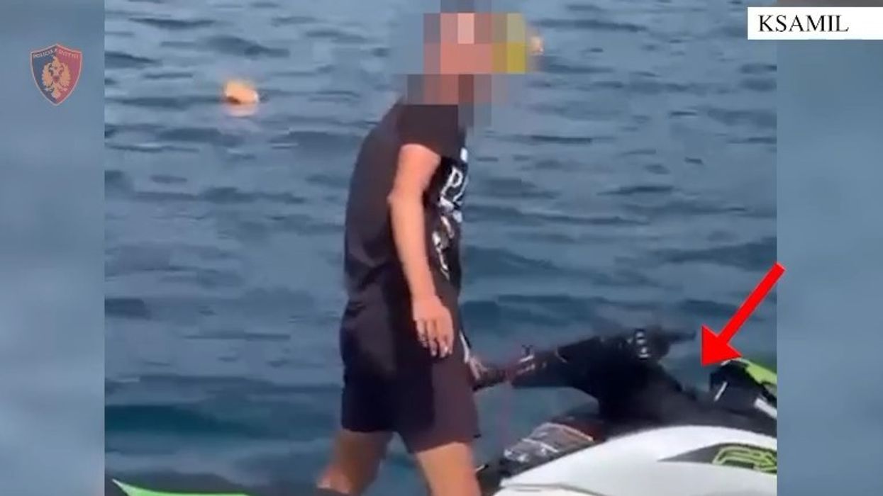 Rrezikoi pushuesit në Ksamil pasi shkeli perimetrin e sigurisë me Jet Ski, gjobitet 500 mijë lekë drejtuesi Rrezikoi pushuesit në Ksamil pasi shkeli perimetrin e sigurisë me Jet Ski, gjobitet 500 mijë lekë drejtuesi