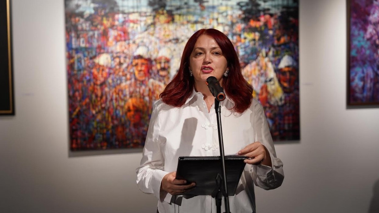 Ekspozita “Ngjyrat e Lirisë” hapet në Prishtinë, arti në shërbim të kujtesës dhe historisë së luftës së UÇK-së