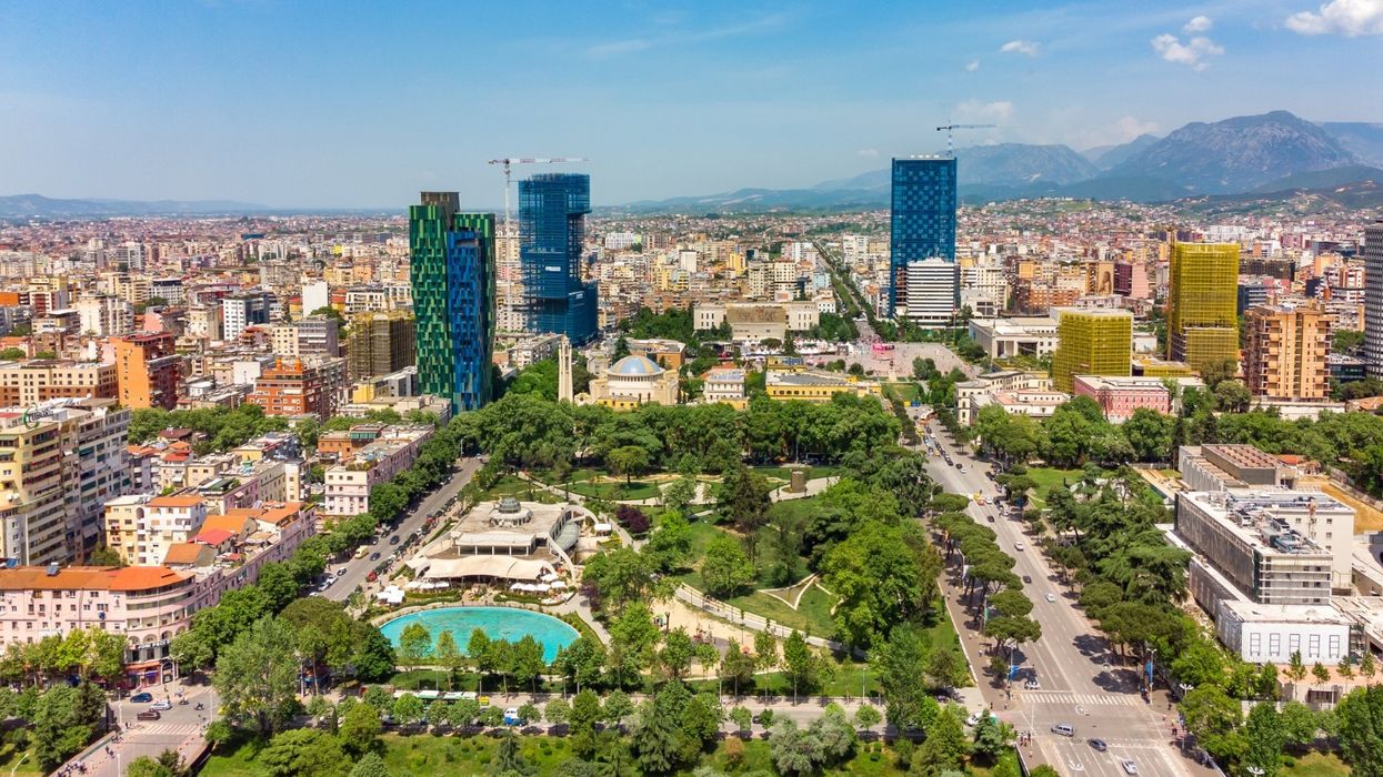 Shqiptarët dhe të huajt blejnë shtëpi për t’i dhënë me qira, por biznesi po ndryshon Shqiptarët dhe të huajt blejnë shtëpi për t’i dhënë me qira, por biznesi po ndryshon