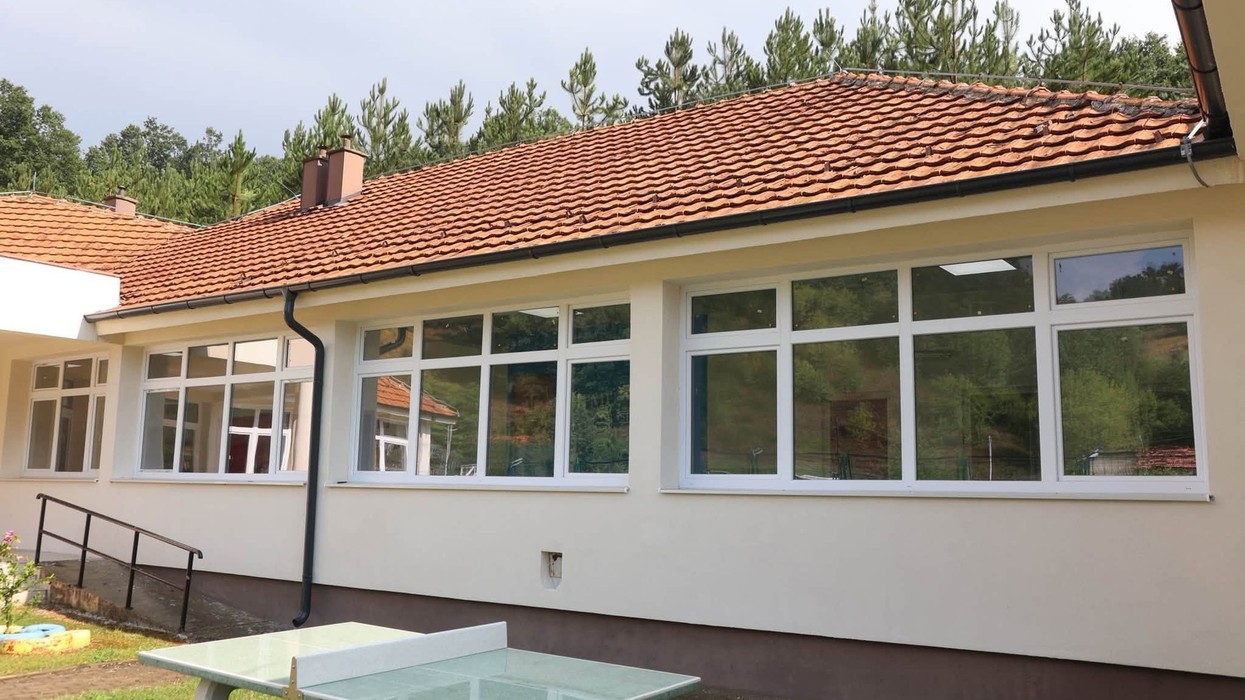 Përfunduan punimet për efiçiencë të energjisë në dy shkolla në Prishtinë