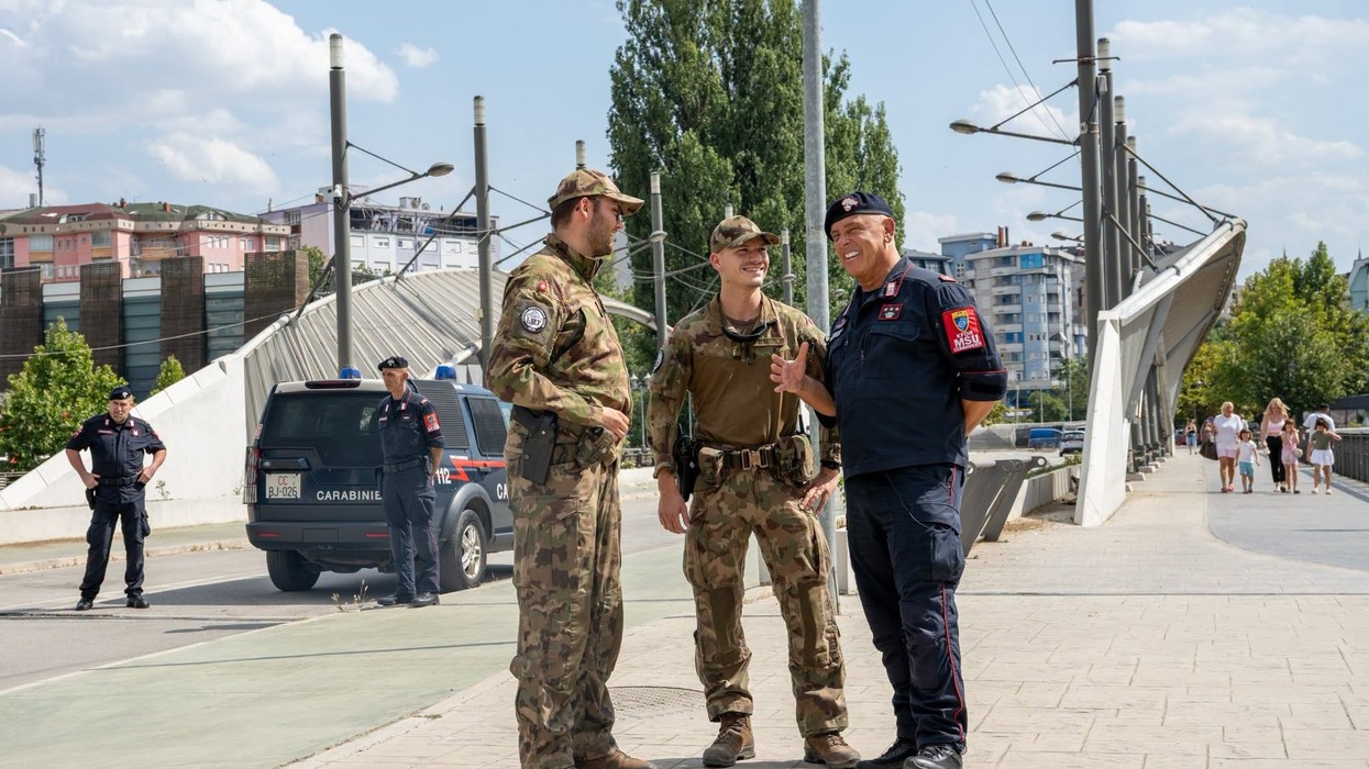 KFOR në terren në veri të Kosovës, zyrtarët marrin informacione për situatën