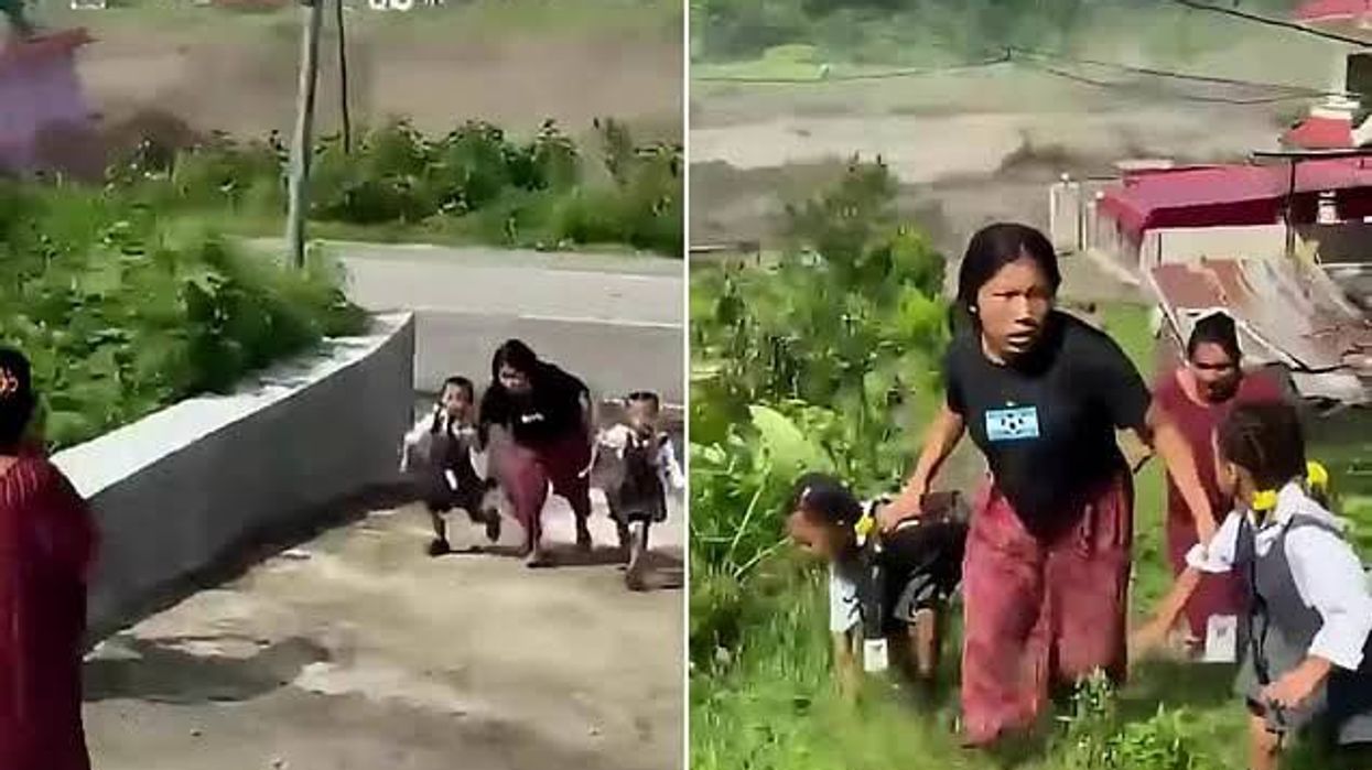 Gruaja shpëton dy fëmijë sekonda para se rrëshqitja masive e baltës të përfshijë rrugën në Nepal Gruaja shpëton dy fëmijë sekonda para se rrëshqitja masive e baltës të përfshijë rrugën në Nepal