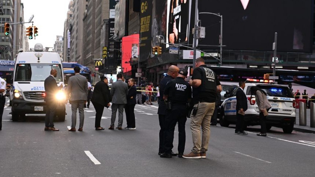 Dy të plagosur me thikë, njëri humb jetën në Times Square – sulm “i rastësishëm dhe i paprovokuar”