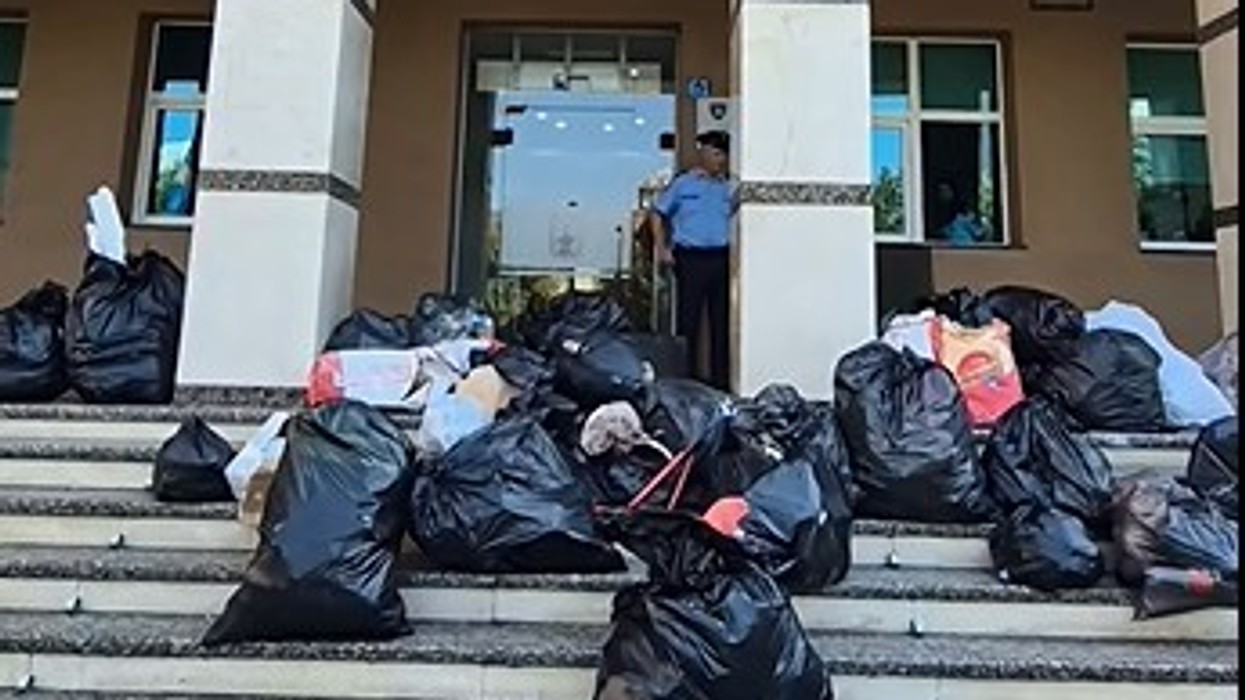 LVV në Prishtinë vendos qese me mbeturina para komunës: Lagjet tona janë shndërruar në deponi mbeturinash