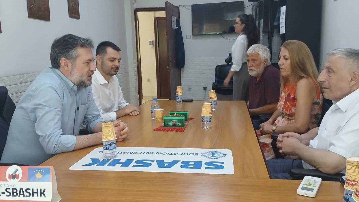 Fillimi i vitit të ri shkollor, ministri Çeku vizitoi SBASHK-un – zotohen për bashkëpunim e komunikim të mirë Fillimi i vitit të ri shkollor, ministri Çeku vizitoi SBASHK-un – zotohen për bashkëpunim e komunikim të mirë