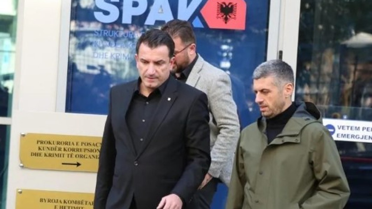 Jep dorëheqjen Sekretari i Përgjithshëm i Bashkisë Tiranë, Veliaj rikthen Alban Dokushin
