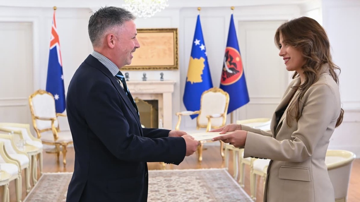 Ambasadori australian i dorëzon letrat kredenciale Haxhiut