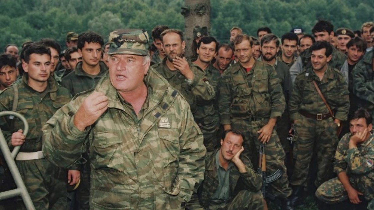 Kronologjia e hipokrizisë politike në Serbi - nga mbrojtja dhe arrestimi, deri te glorifikimi i kriminelit të luftës Ratko Mlladiq