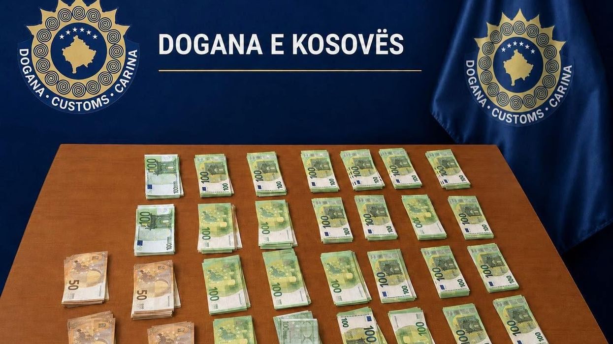 Dogana zbulon 30 mijë euro të padeklaruara në Vërmicë Dogana zbulon 30 mijë euro të padeklaruara në Vërmicë