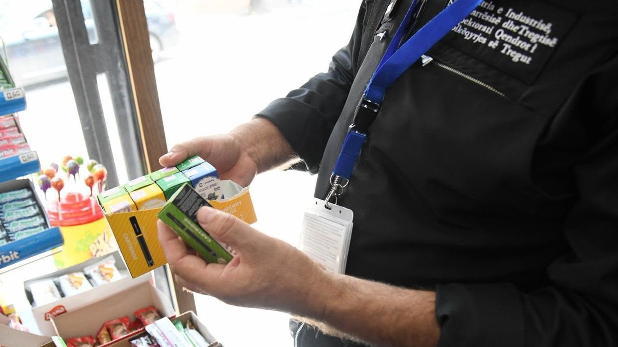 Inspektime në shtatë qytete për shitjen e cigareve pranë shkollave - shqiptohen gjoba dhe sekuestrohen produkte